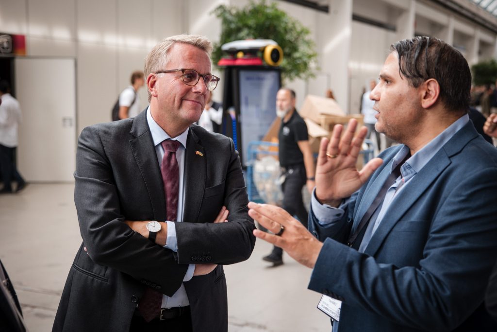 Erhvervsminister Morten Bødkov og CEO i TechBBQ, Avnit Singh, Foto: TechBBQ / PR