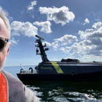 Startup overvågningsdronen STORMBORN viste sig frem på folkemødet. Her for Jens Kristian Damsgaard, Science Ventures på SDU.