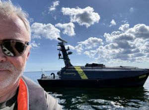 Startup overvågningsdronen STORMBORN viste sig frem på folkemødet. Her for Jens Kristian Damsgaard, Science Ventures på SDU.
