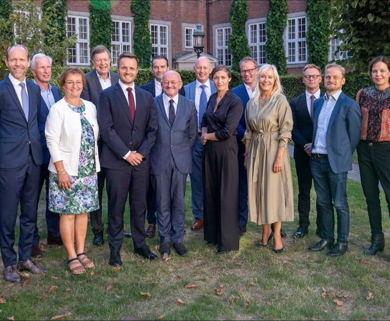 Første foto af den store EIFO-bestyrelse. Hentet fra Simon Kollerups LinkedIn opslag: https://www.linkedin.com/in/simonkollerup/recent-activity/shares/
