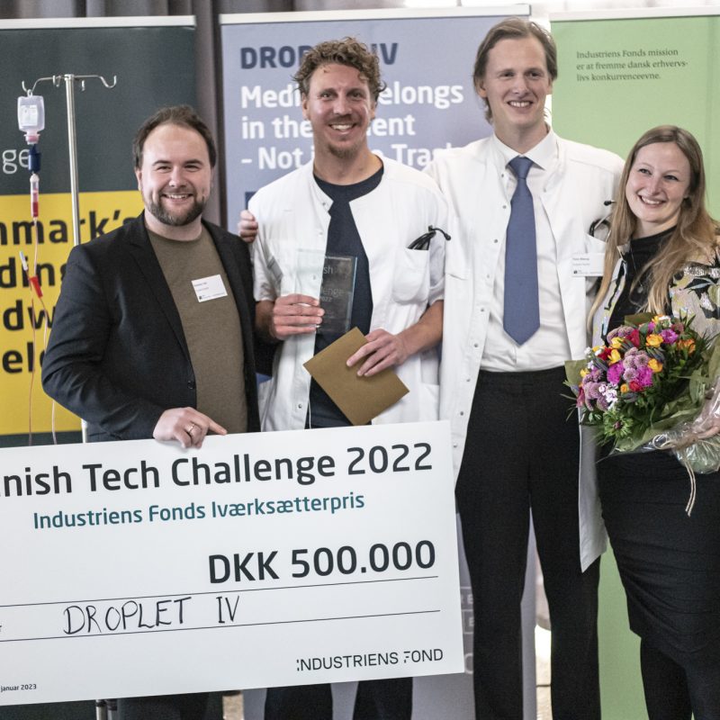 Billede 4_Vinderene Droplet IV modtager en pengepræmie paa 500.000 kr. sammen med prisen[45]