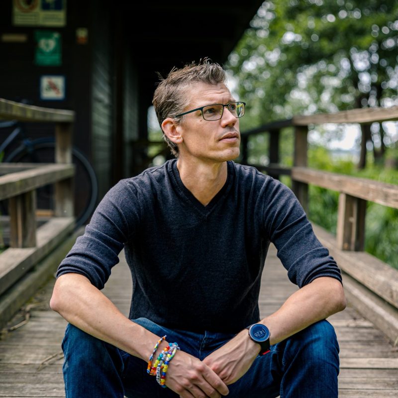 Kasper Holst Hansen - Portræt på bro - Foto Dennis Benson