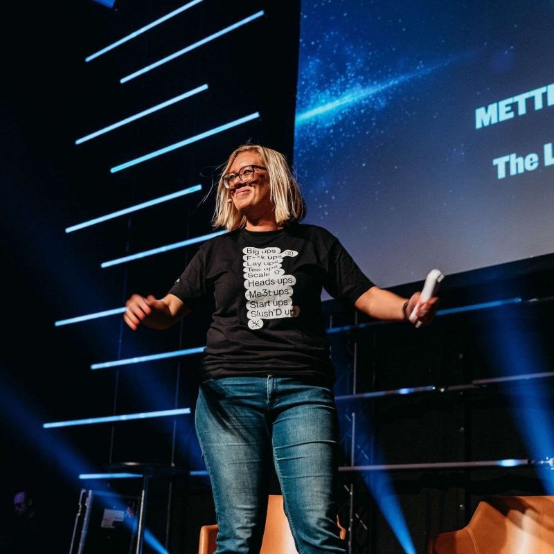 Mette Hoberg på scenen til Slush