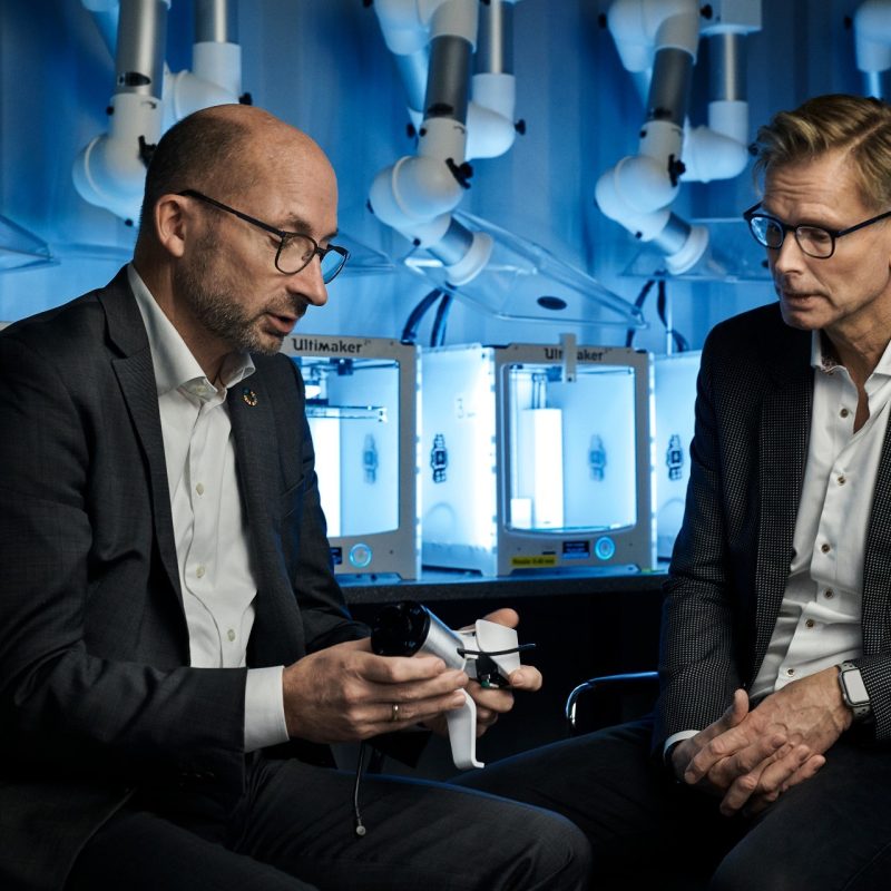 Thomas Hofman-Bang (tv.), adm. direktør i Industriens Fond og Steen Donner, CEO i DTU Science Park, i Futurebox’ prototypeværksted, hvor de kommende deltagere kan arbejde med deres prototyper.