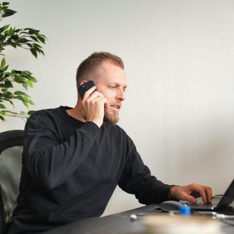 Bo Møller er serieiværksætter med fokus på SaaS. Han driver bl.a. Alunta, idguard.dk, AnyHOA, resOS, PingPuffin