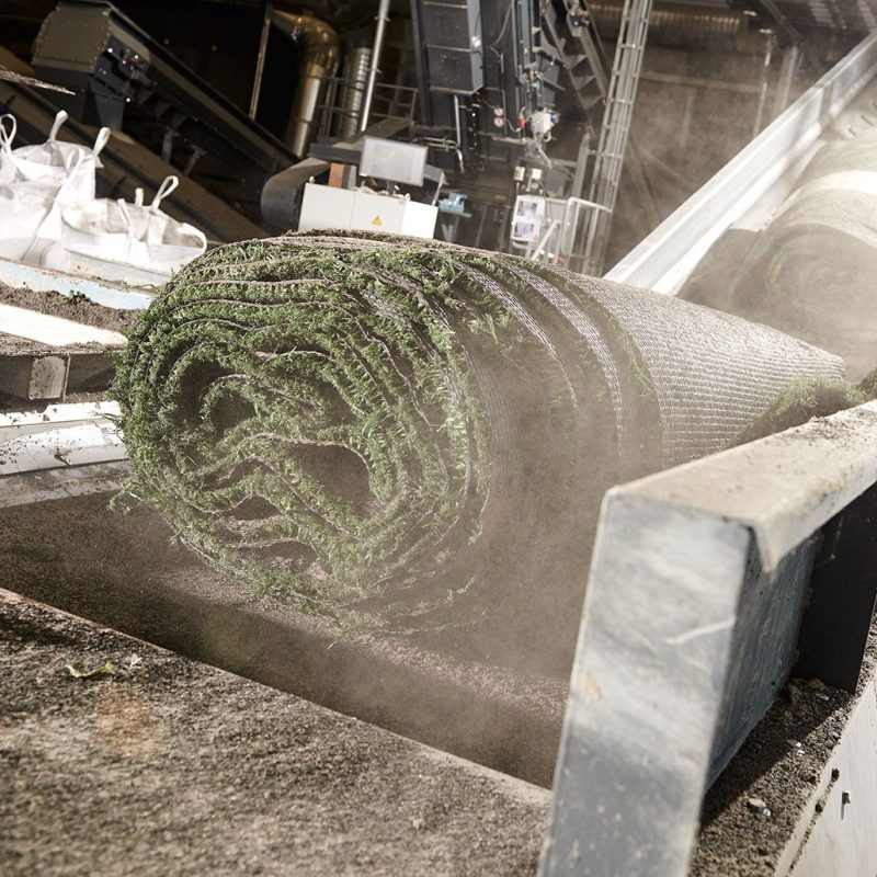 "I 2030 kommer der altså minimum igen 41.000 baner op, hvilket svarer til over 10 millioner tons affald – men det vækster enormt meget hvert år. Derfor ekspanderer vi ud fra en målsætning om, at vi i 2030 har 24 fabrikker, der samlet set vil kunne recycle det, der svarer til 6,9 milliarder plastikposer, eller 2,1 millioner tons CO2." - Nikolaj Magne Larsen, co-founder, Re-Match